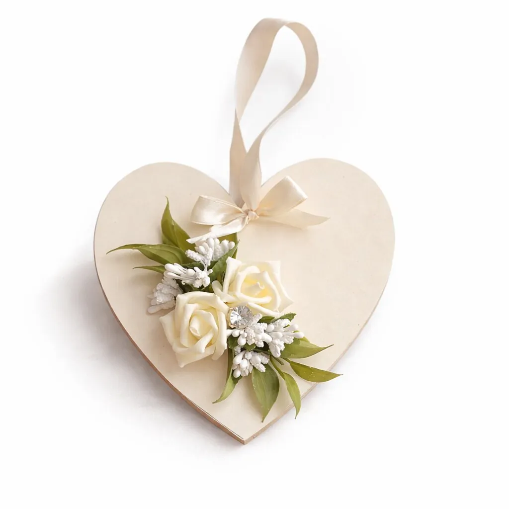 Cuore in legno con rose rosse