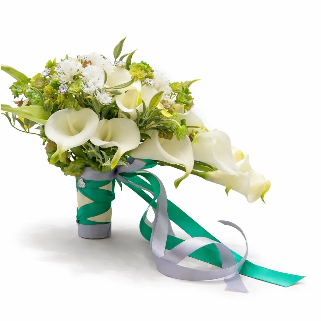 Bouquet sposa con calle e foglie verdi