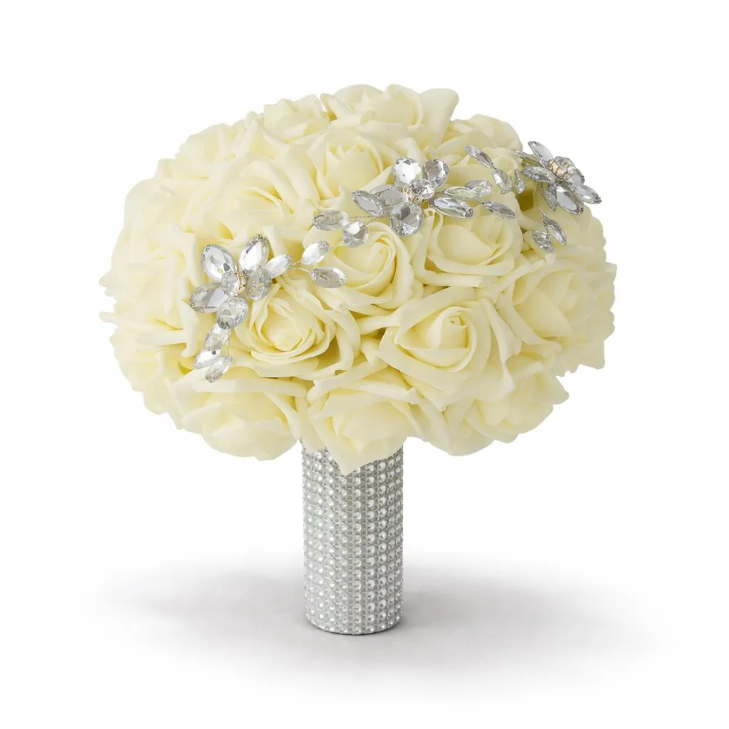 Bouquet sposa in rose bianche con cristalli e perle