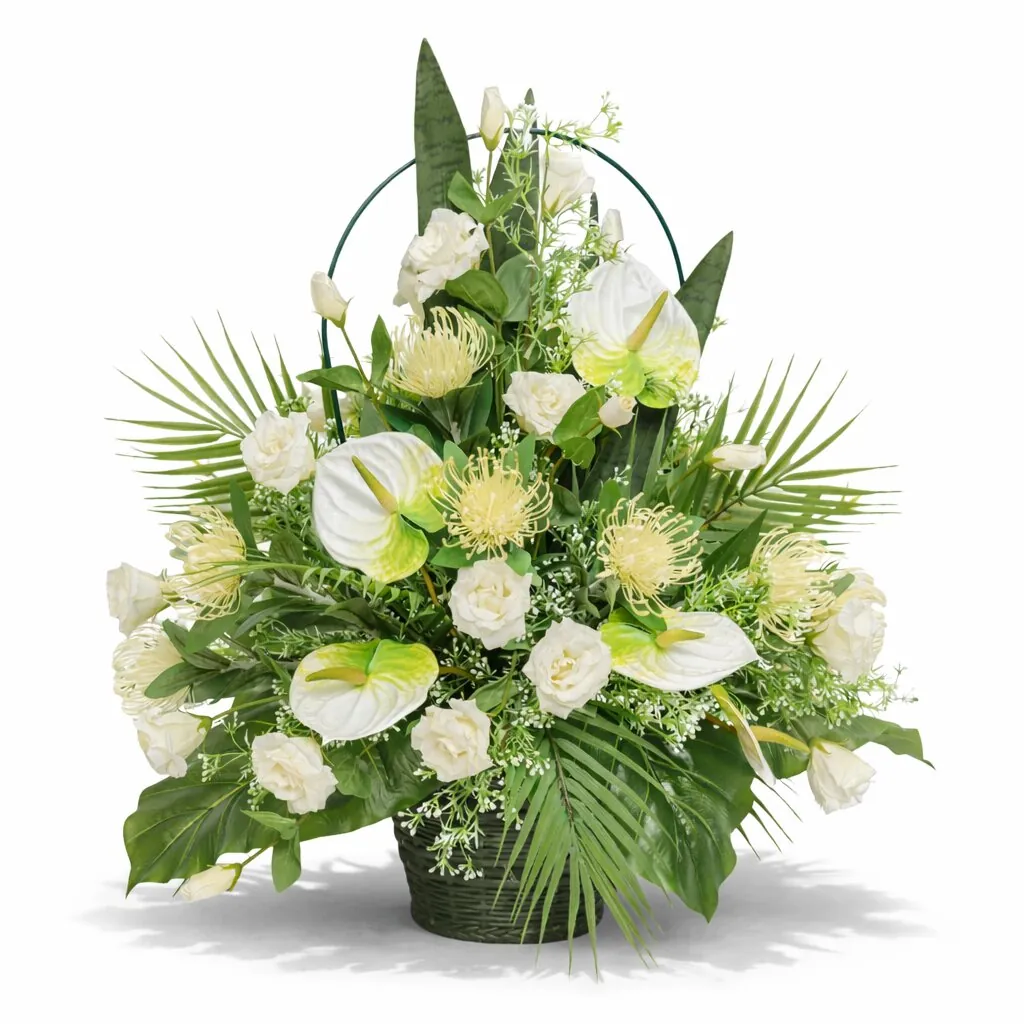 Cesto con manico di lisianthus bianchi e anthurium bianchi