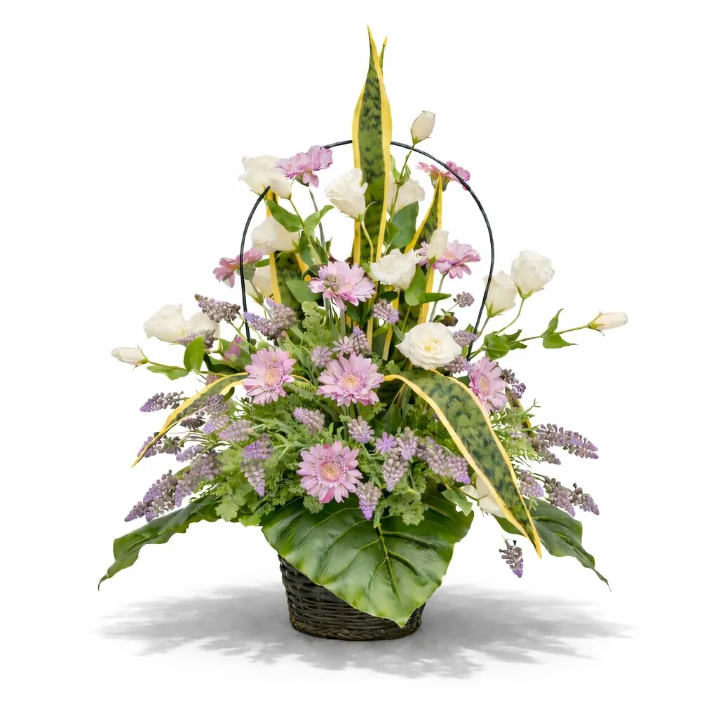 Cesto con manico di lisianthus bianchi e gerbere lilla