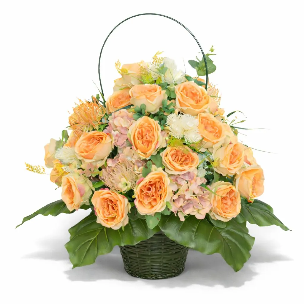 Cesto con manico di rose arancioni e ortensie rosa