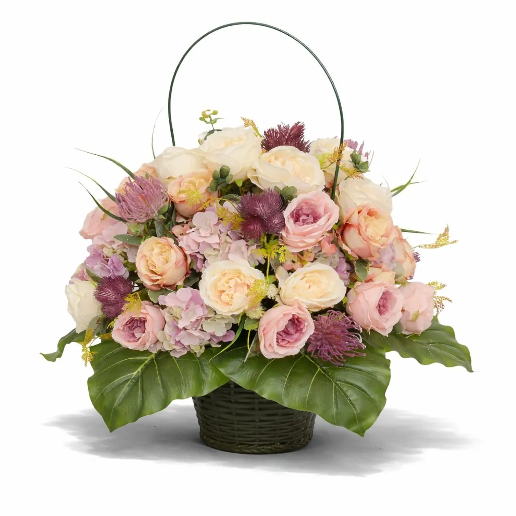 Cesto con manico di rose bianche e rosa