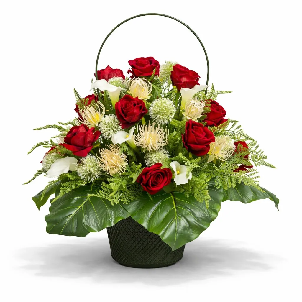 Cesto con manico di rose rosse e calle bianche
