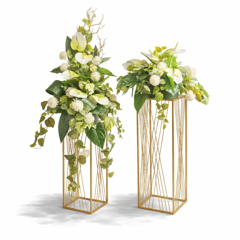 Composizione in colonna di anthurium bianchi e sfere di allium
