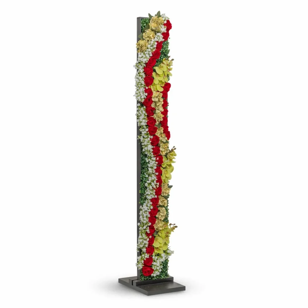 Immagine del prodotto: Colonna con rose rosse e ortensie su bosso