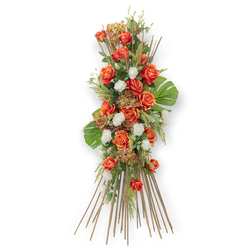 Fascina in bamboo con rose arancio e ortensie