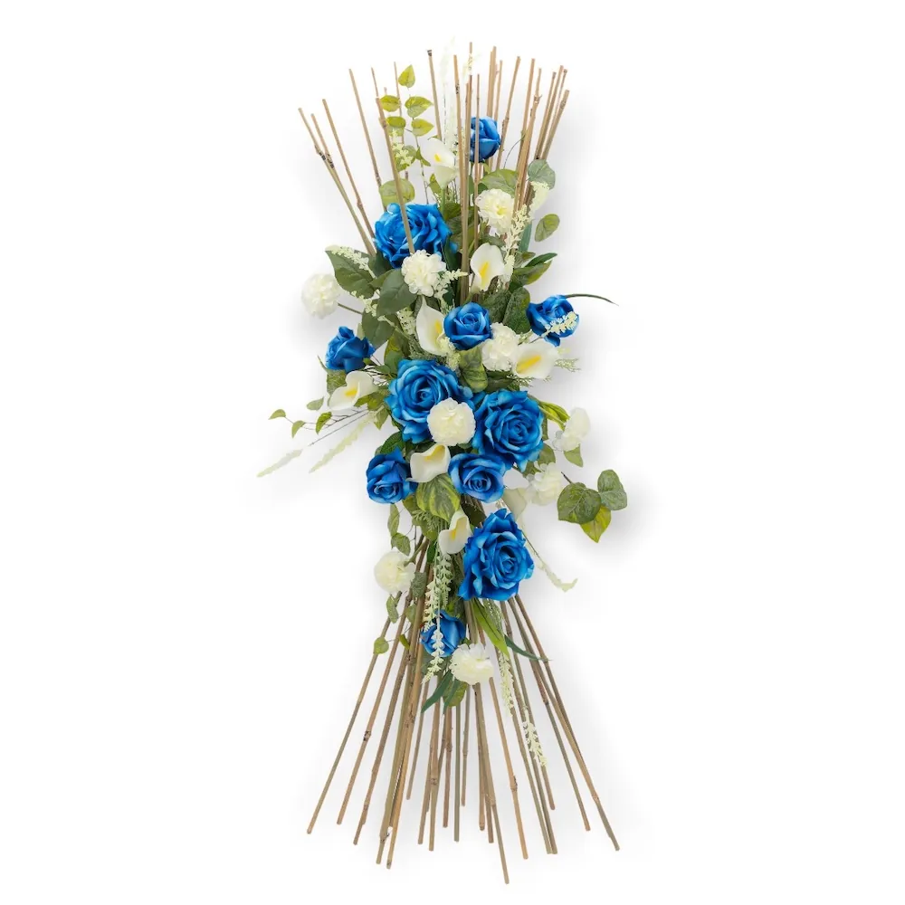 Fascina in bamboo con rose blu e calle