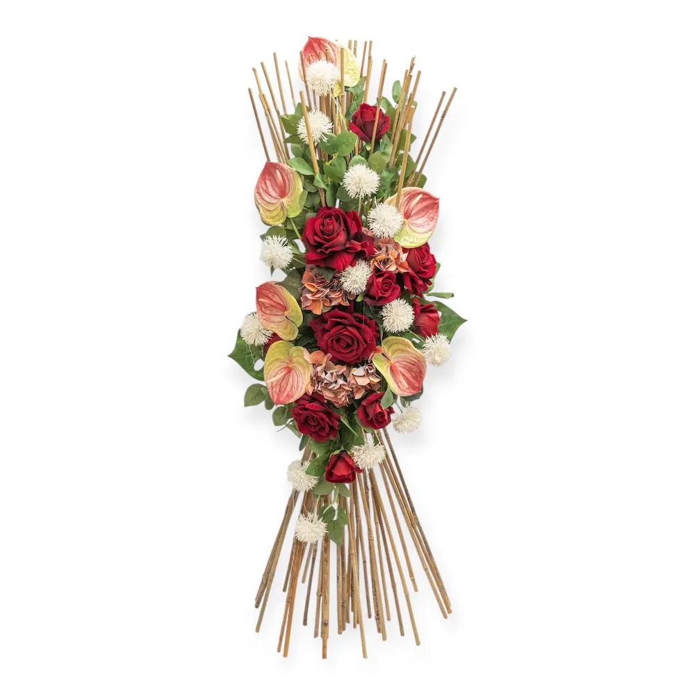 Fascina in bamboo con anthurium e rose rosse