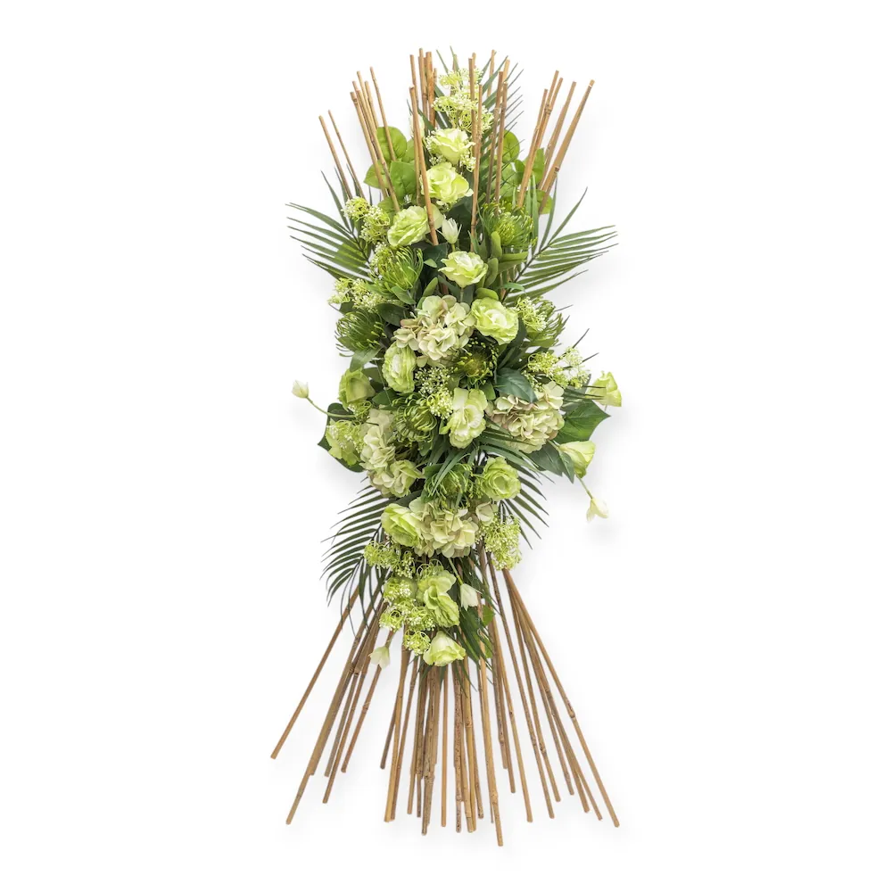Fascina in bamboo con lisianthus e ortensie verdi