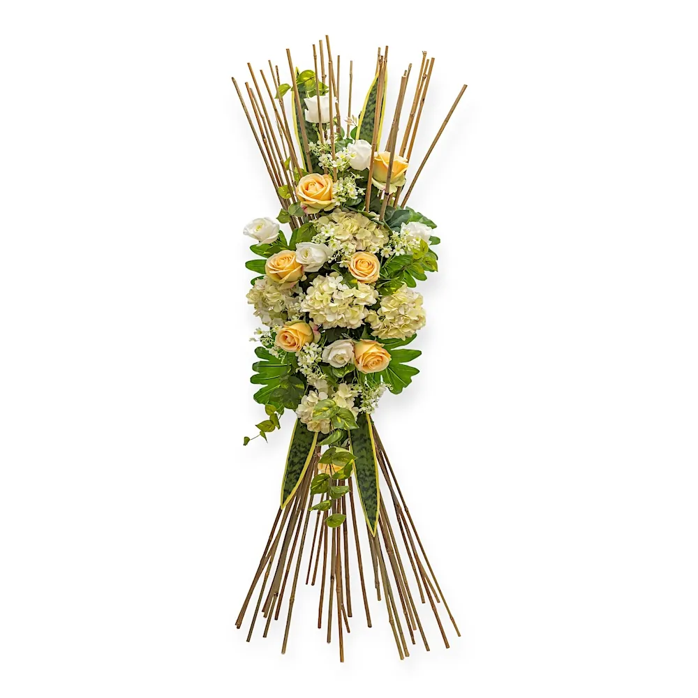 Fascina in bamboo con ortensie e rose champagne