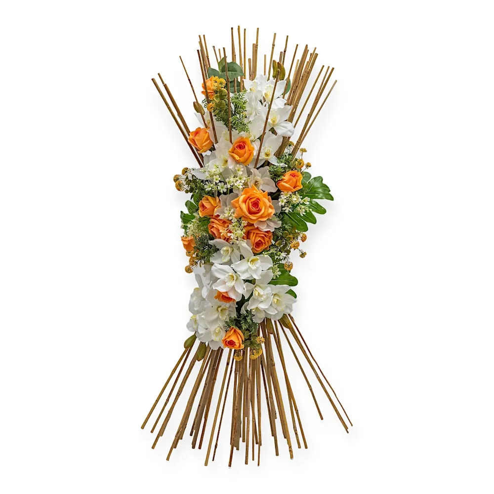 Fascina in bamboo con rose arancio e orchidee