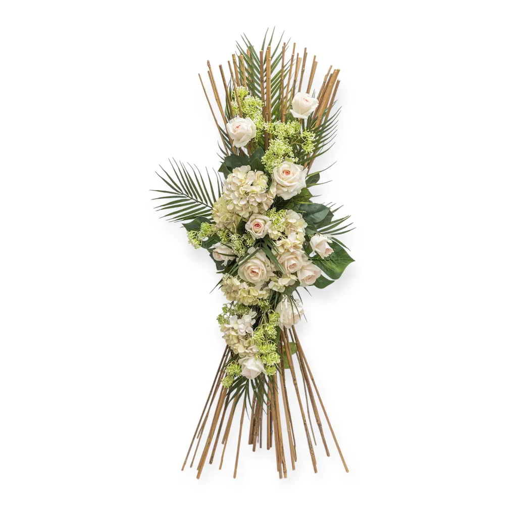 Fascina in bamboo con rose bianche e ortensie