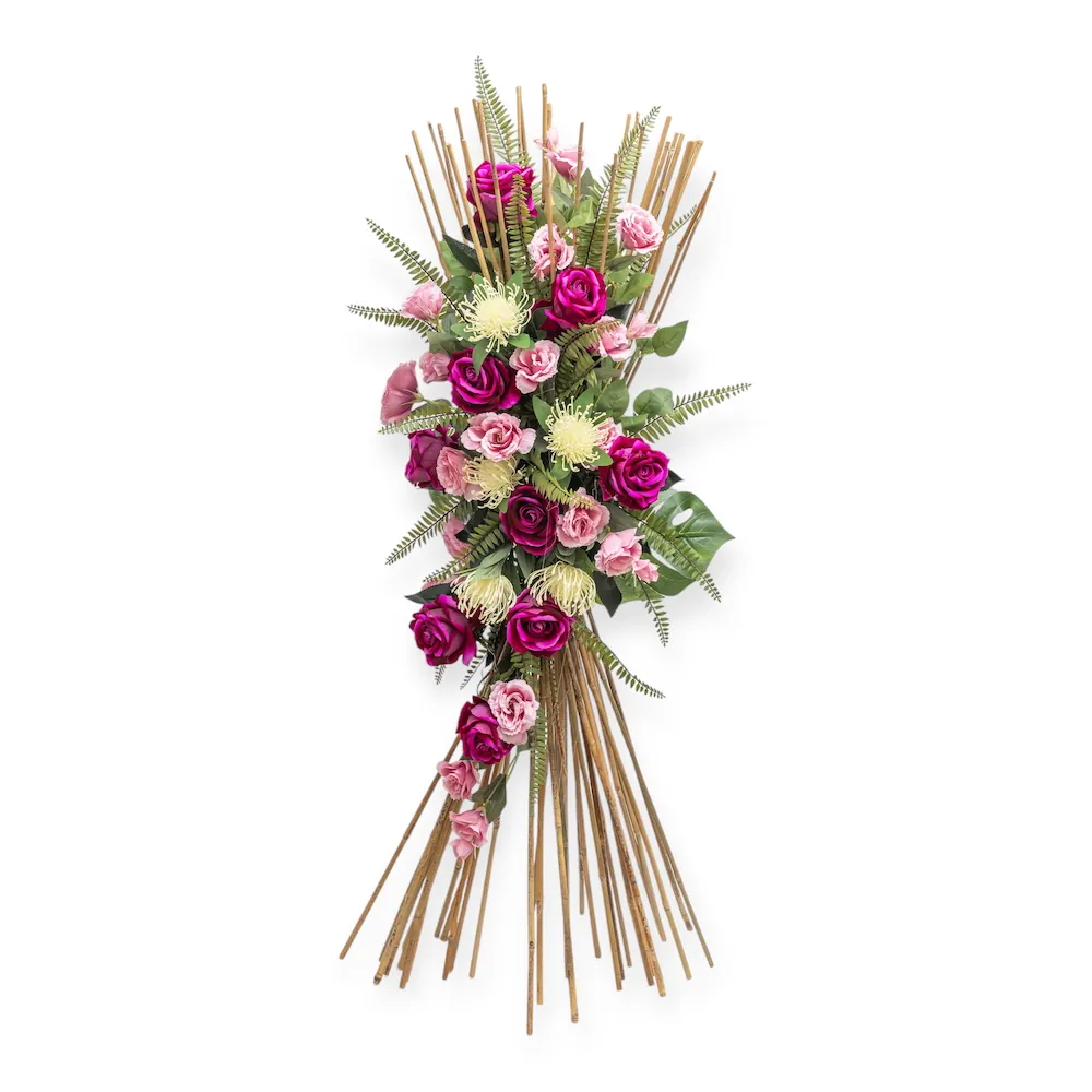 Fascina in bamboo con rose fucsia e crisantemi