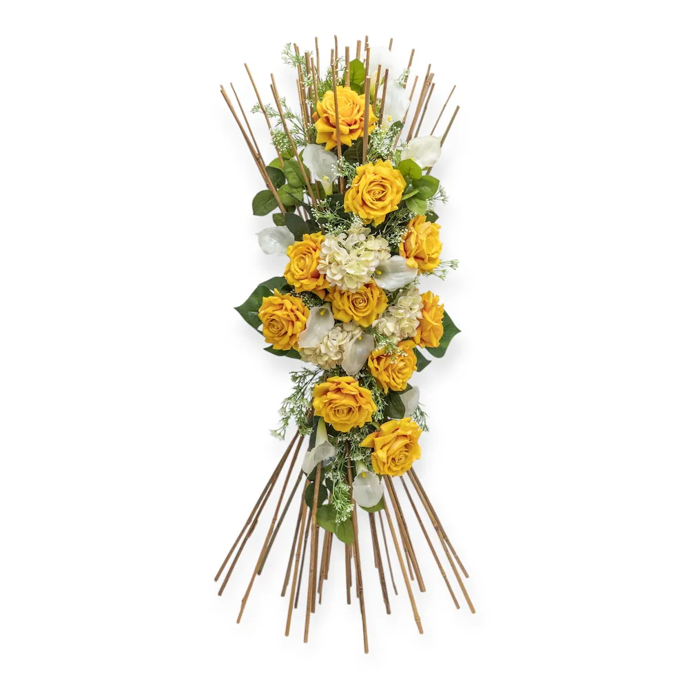 Fascina in bamboo con rose gialle e ortensie