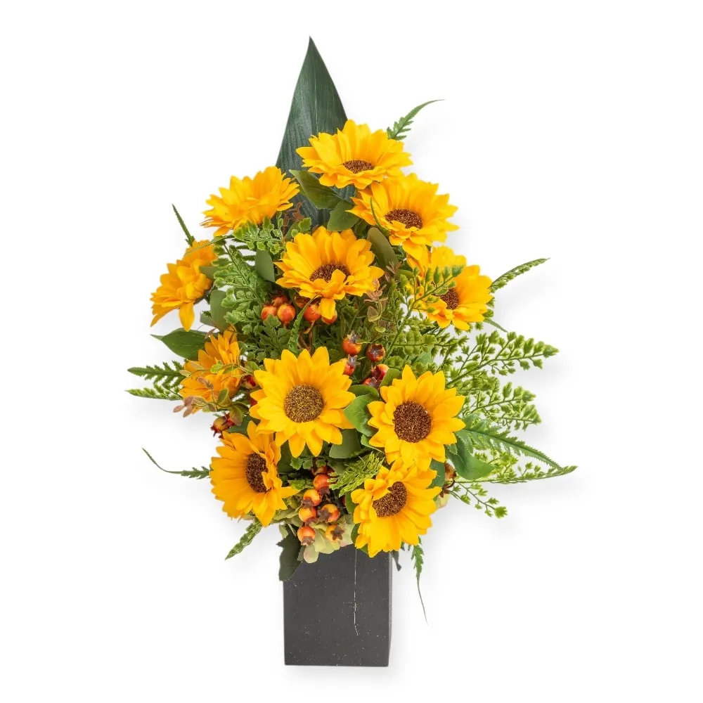 Composizione di lusso con girasoli e bacche arancioni