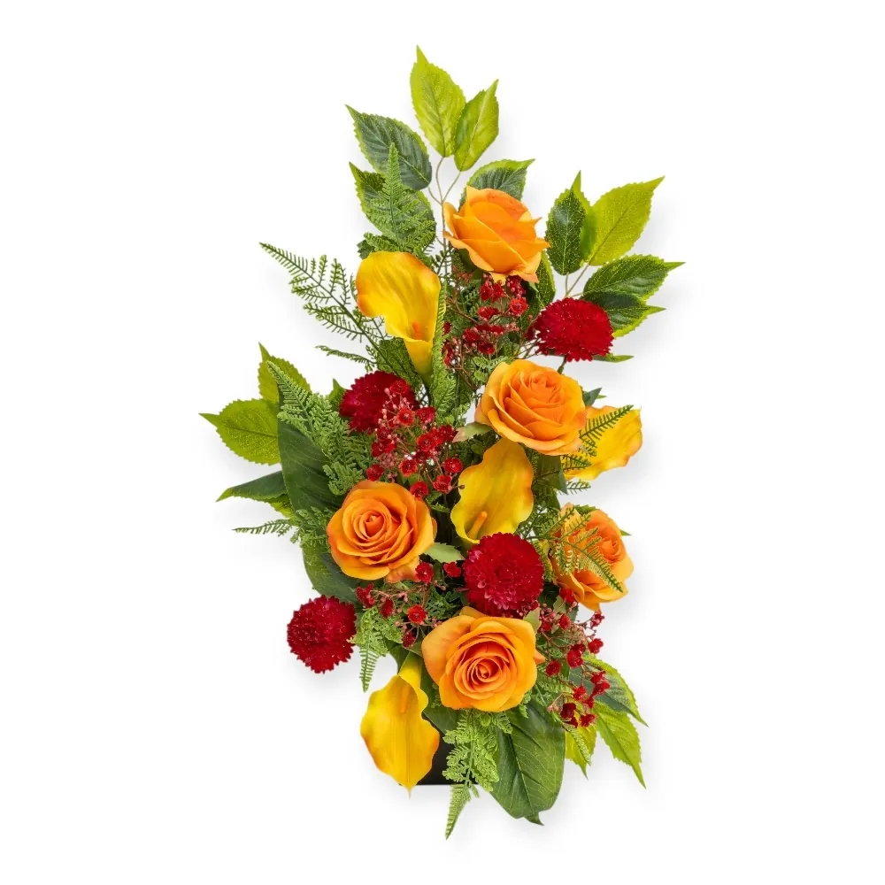 Composizione di lusso con rose arancio e calle