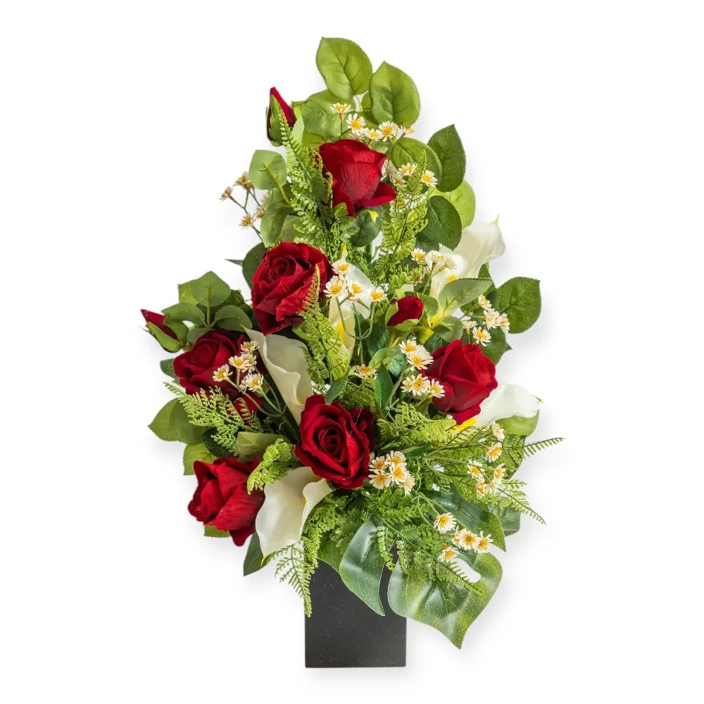 Composizione di lusso con rose rosse e calle bianche