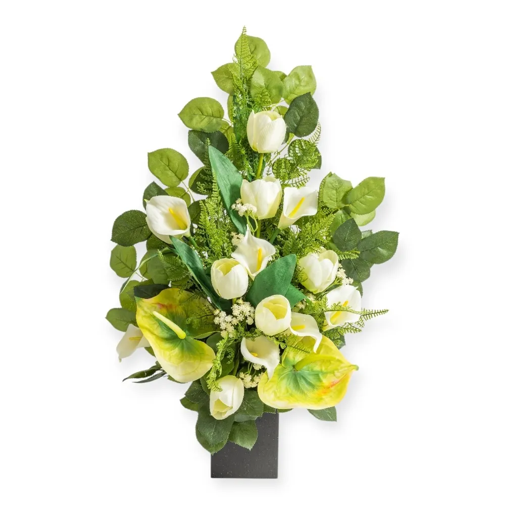 Composizione di lusso con tulipani bianchi e anthurium