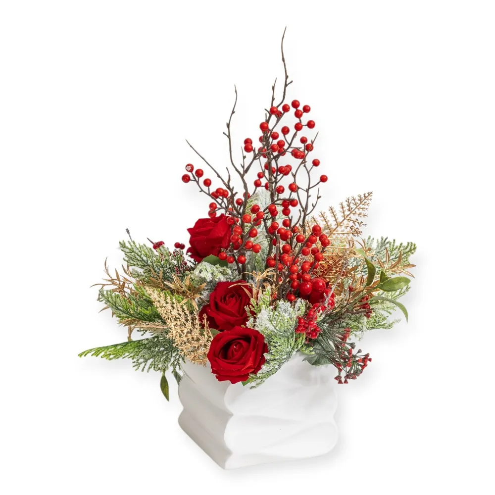 Composizione natalizia con tre rose rosse